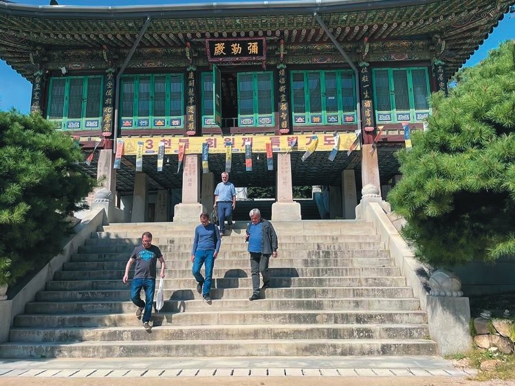 Сближая страны и народы